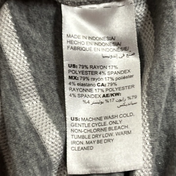 Chico’s Zenergy Grey and White Striped Short Sleeve shirt Women’s 12 /14 - Picture 6 of 6